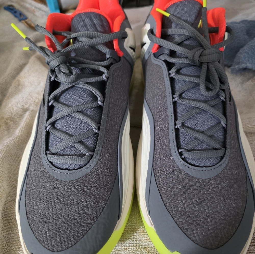 Nike Giannis Freak 7 Size 10.5 Gray Athletic Sneakers with Neon Green NEW!!